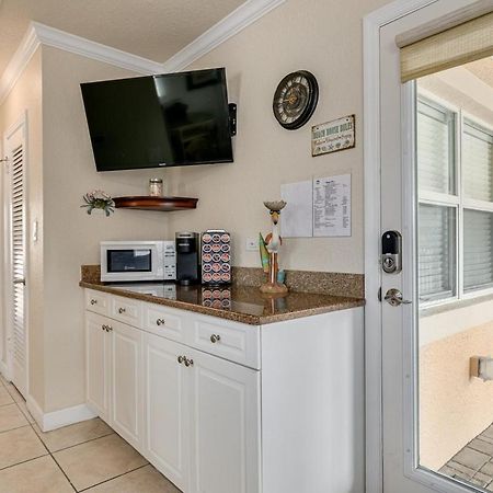 Walkable To Restaurants And Steps To The Beach! - Coconut Villa'S Suite 10 St. Pete Beach Exterior foto
